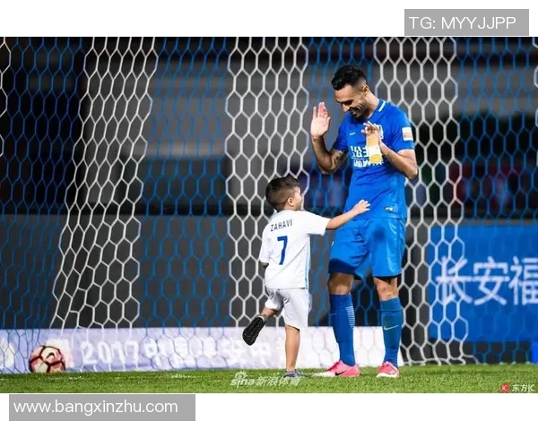 球星带娃现身足球场温馨时刻 家庭与职业完美平衡展现父爱力量