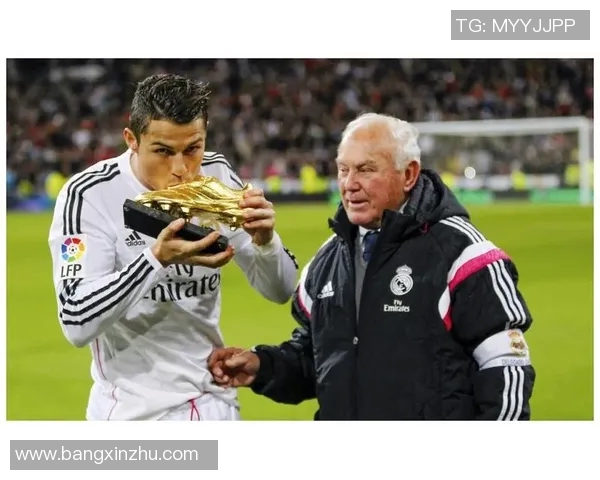 足球巨星荣耀时刻 年度最佳球员颁奖典礼精彩回顾