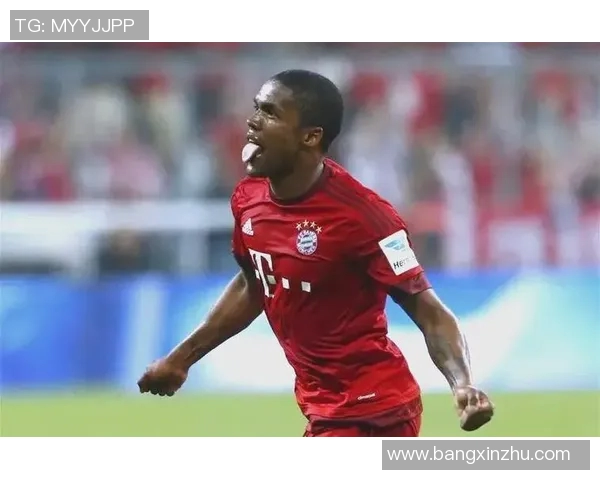 足球球星举手瞬间引发全场热议展现独特个人魅力与团队精神